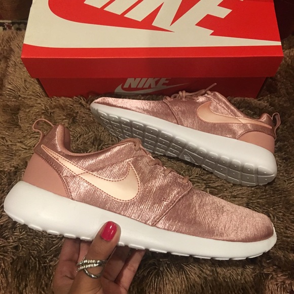 Nike Shoes - NIB Women’s Nike Roshe One Rust Pink Satin